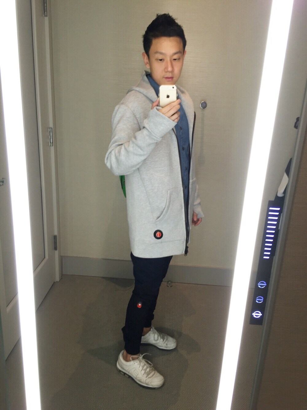 「Stanford university」｜「black appleのアイテム（ジャケット/アウター、グレー系）」を使った、Dwightさん（メンズ・173cm）の冬コーディネートの1枚目の写真