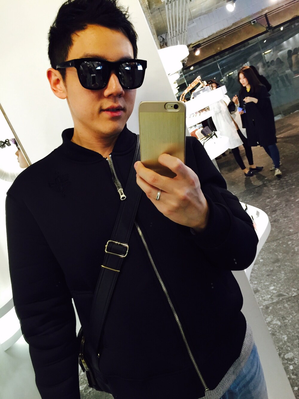 「hongdae」｜「Saint kinda beachのアイテム（スタジャン、ブラック系）」を使った、Dwightさん（メンズ・173cm）の冬コーディネートの1枚目の写真