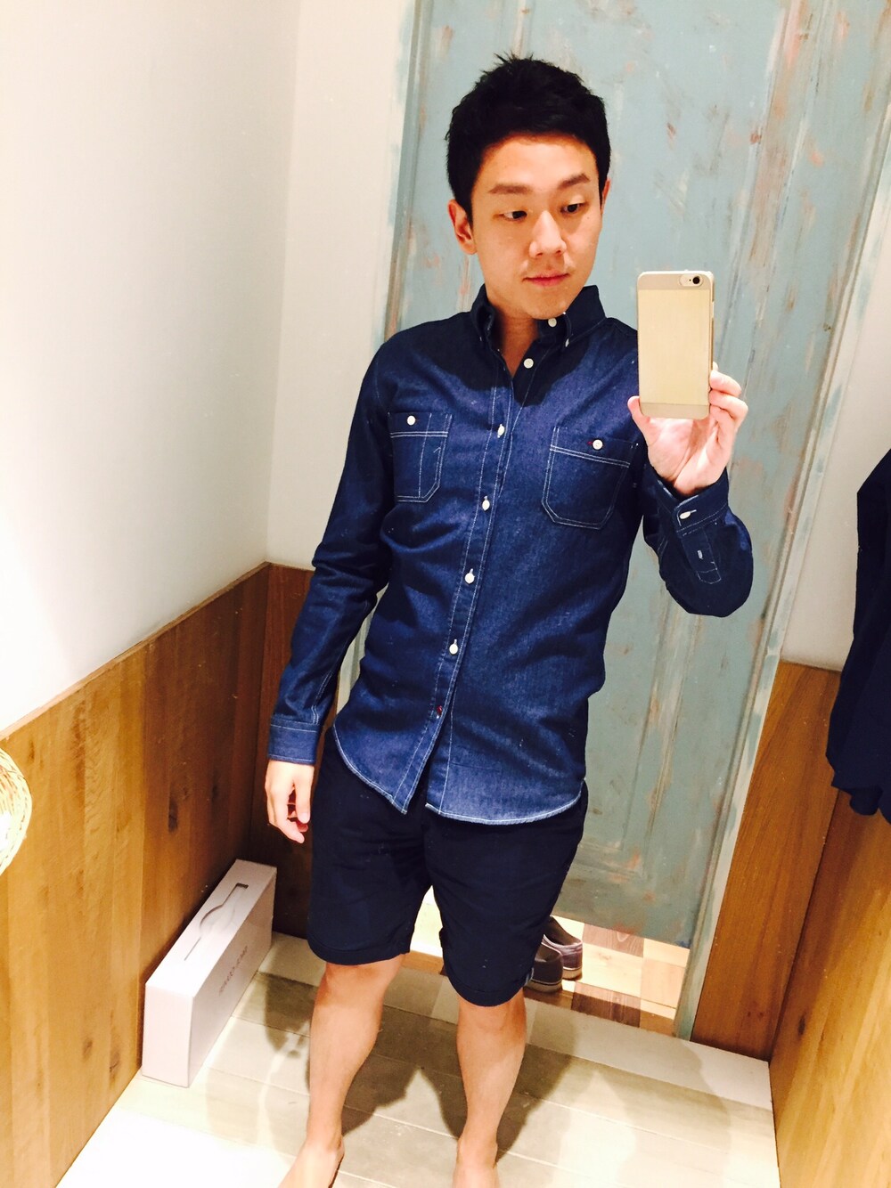 「coex、niko and ...」｜「niko and...のアイテム（シャツ/ブラウス、ブルー系）」を使った、Dwightさん（メンズ・173cm）の冬コーディネートの1枚目の写真