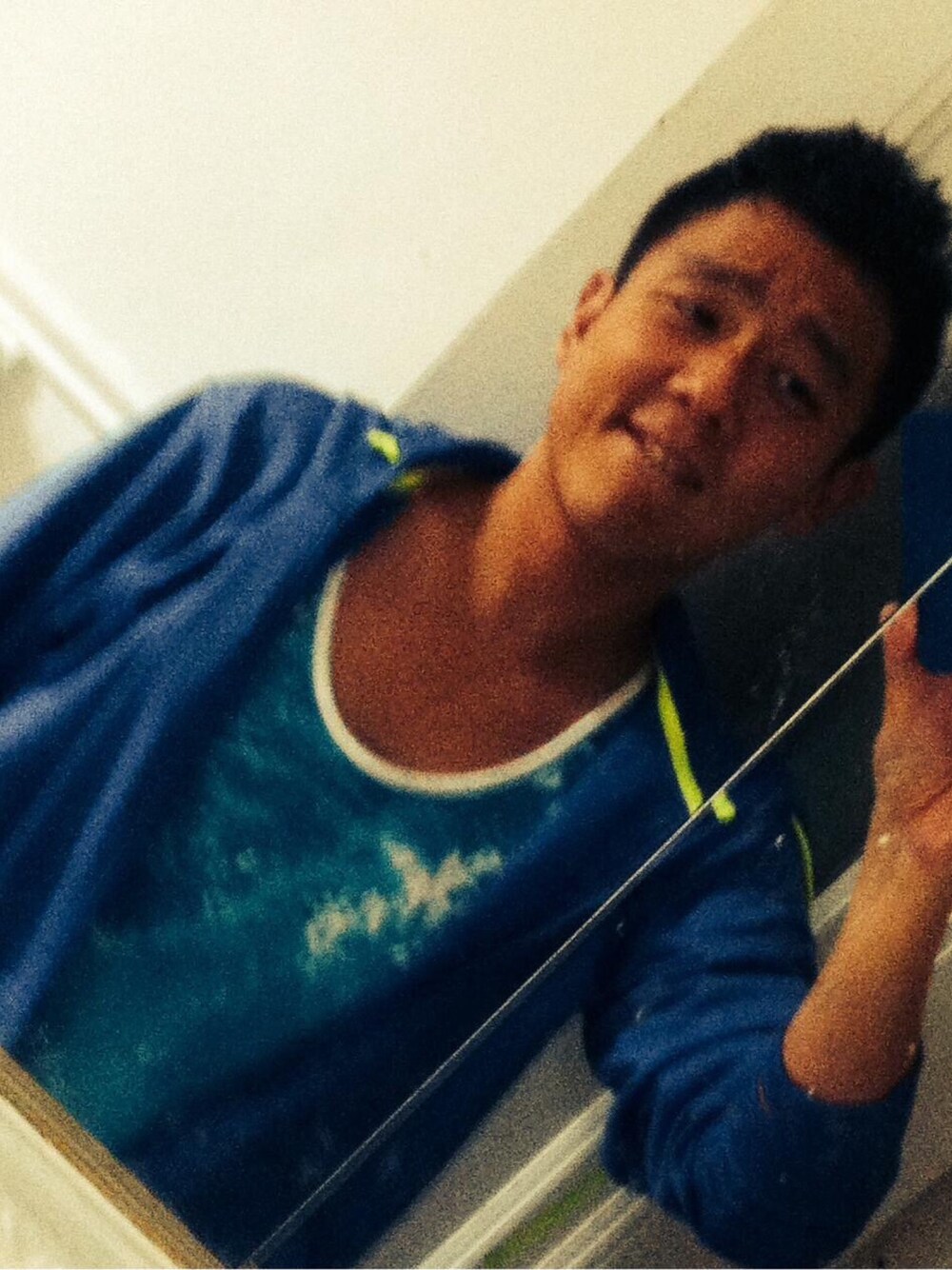 「BROOKLYN」｜「AMERICAN EAGLE OUTFITTERSのアイテム（タンクトップ、ブルー系）」を使った、Dwightさん（メンズ・173cm）の冬コーディネートの1枚目の写真