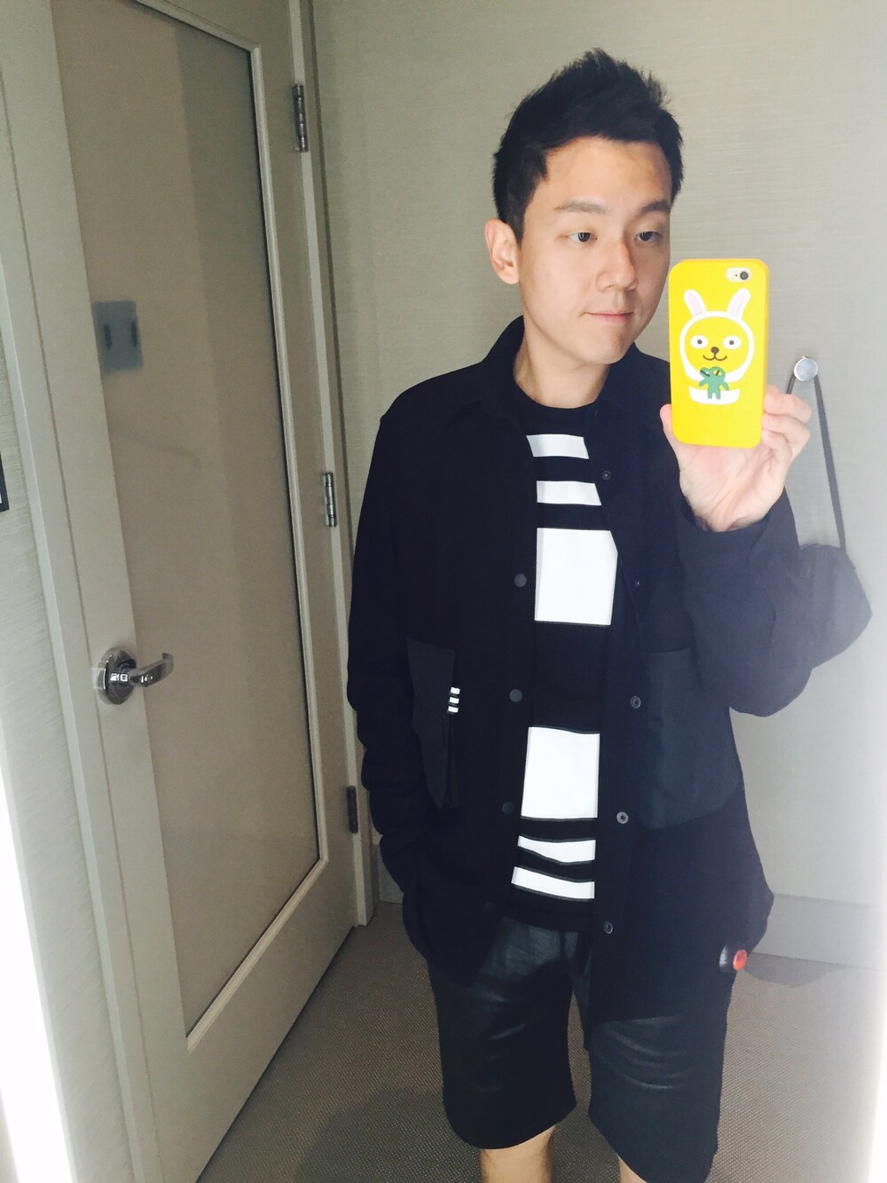 「Stanford university」｜「Y-3のアイテム（ダウンジャケット/コート、ブラック系）」を使った、Dwightさん（メンズ・178cm）の冬コーディネートの1枚目の写真