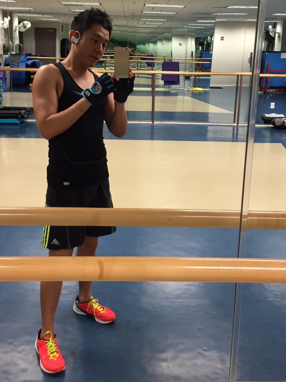 「boxing、fitness」｜「NIKEのアイテム（タンクトップ、ブラック系）」を使った、Dwightさん（メンズ・178cm）の冬コーディネートの1枚目の写真