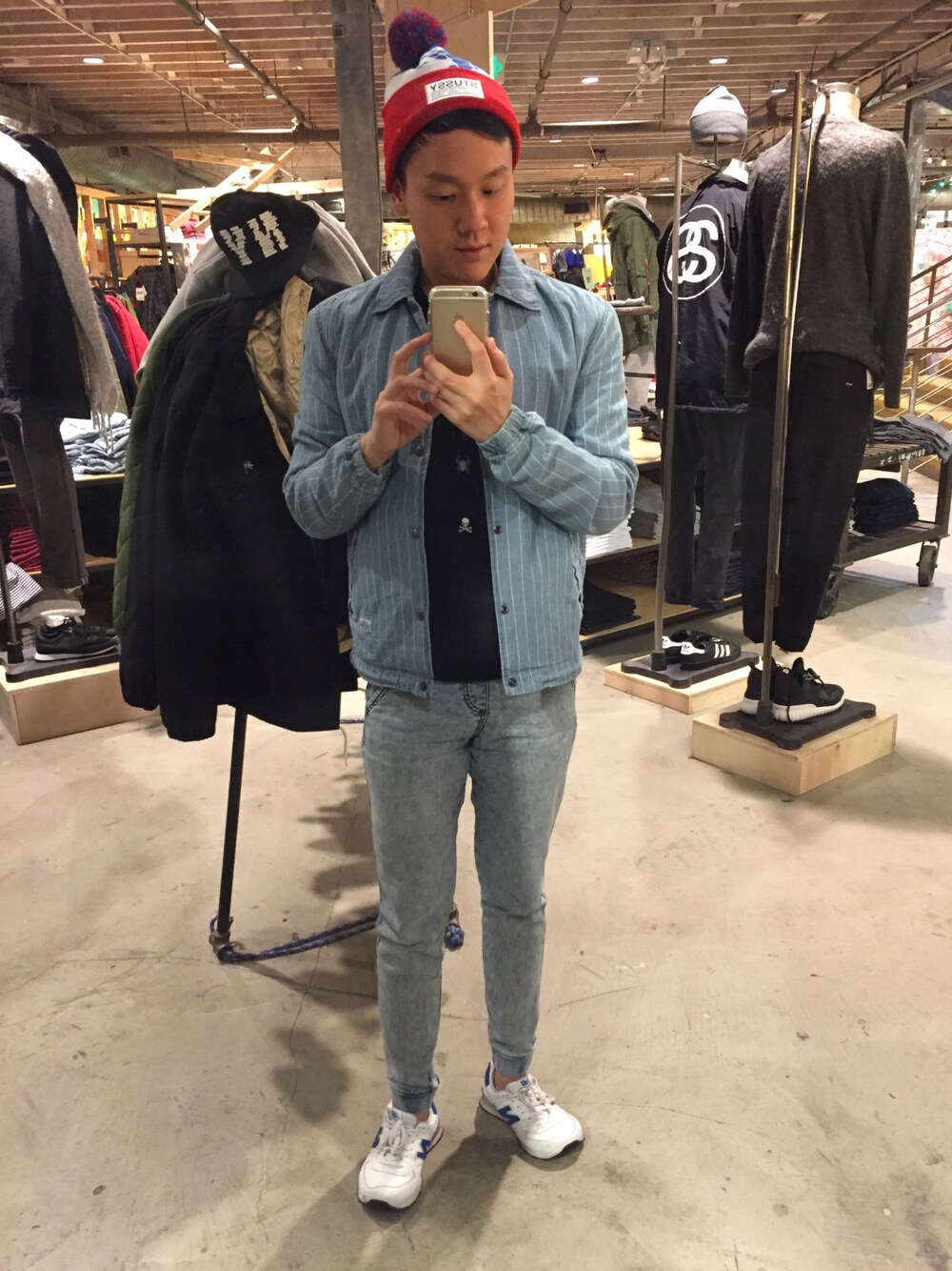 「street」｜「URBAN OUTFITTERSのアイテム（デニムジャケット、ブルー系）」を使った、Dwightさん（メンズ・178cm）の冬コーディネートの1枚目の写真