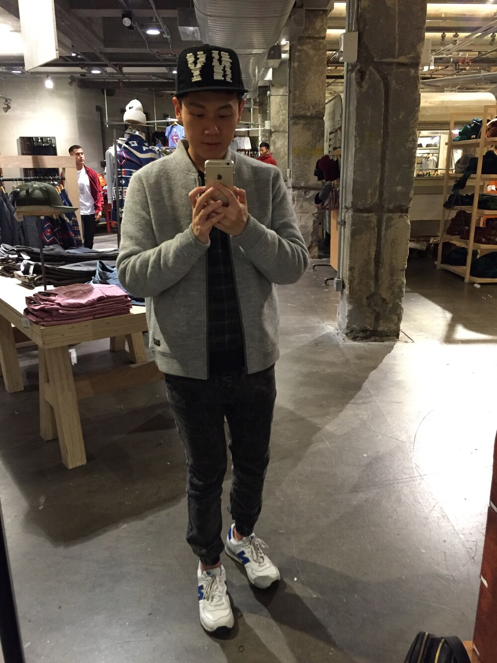 「sanfrancisco」｜「URBAN OUTFITTERSのアイテム（スタジャン、グレー系）」を使った、Dwightさん（メンズ・178cm）の冬コーディネートの1枚目の写真
