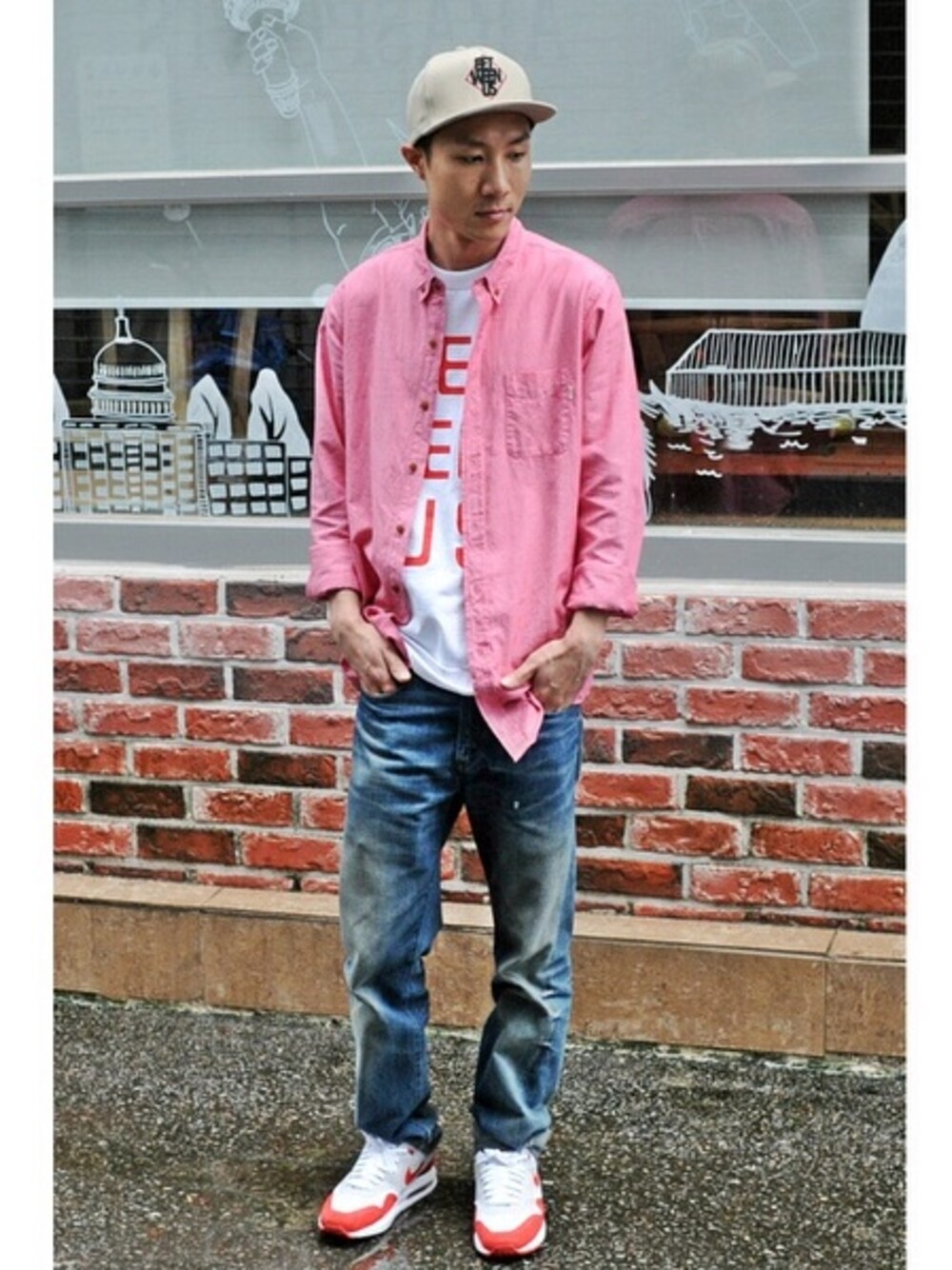 ホワイト系のTシャツ/カットソー、ピンク系のシャツ/ブラウス、ブルー系のデニムパンツを着用したメンズの夏コーディネートの1枚目の写真