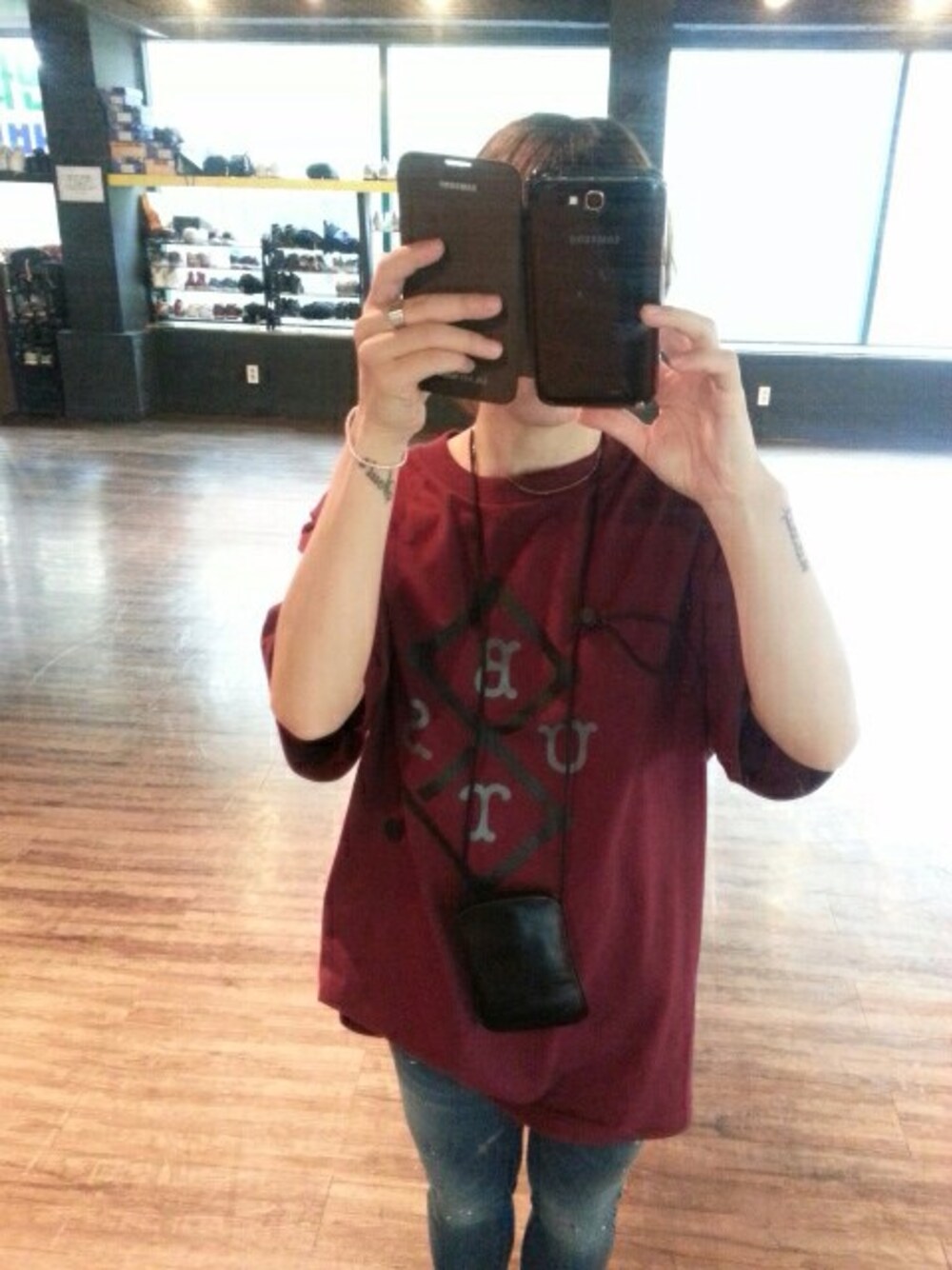 レッド系のTシャツ/カットソーを着用したレディースの秋コーディネートの1枚目の写真
