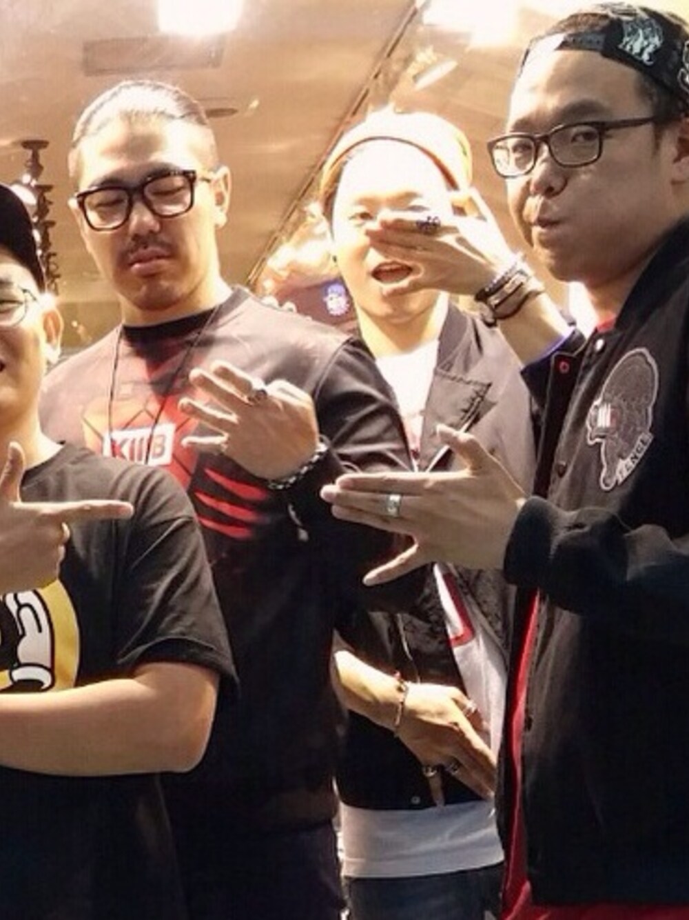 その他のスウェット、ホワイト系のTシャツ/カットソー、ベージュ系のシャツ/ブラウスを着用したメンズの秋コーディネートの1枚目の写真