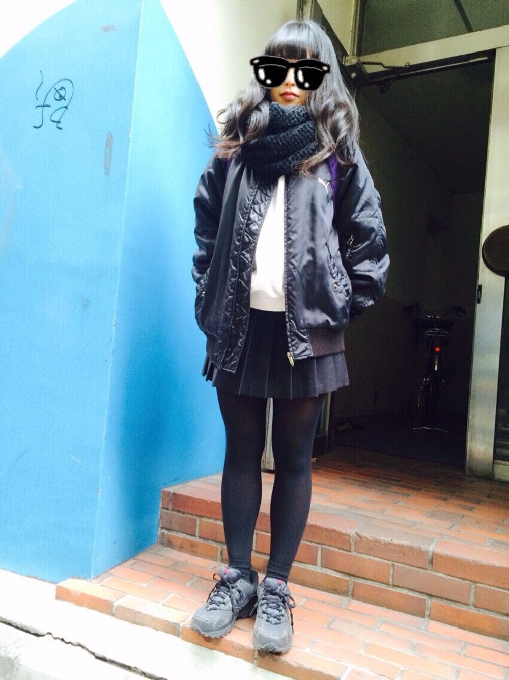 「古着、アメアパ、American Apparel、モノトーン、モノトーンコーデ、New Balance、プリーツスカート」｜「American Apparelのアイテム（スカート、ブラック系）」を使った、ふくくんさん（レディース・154cm）の冬コーディネートの1枚目の写真