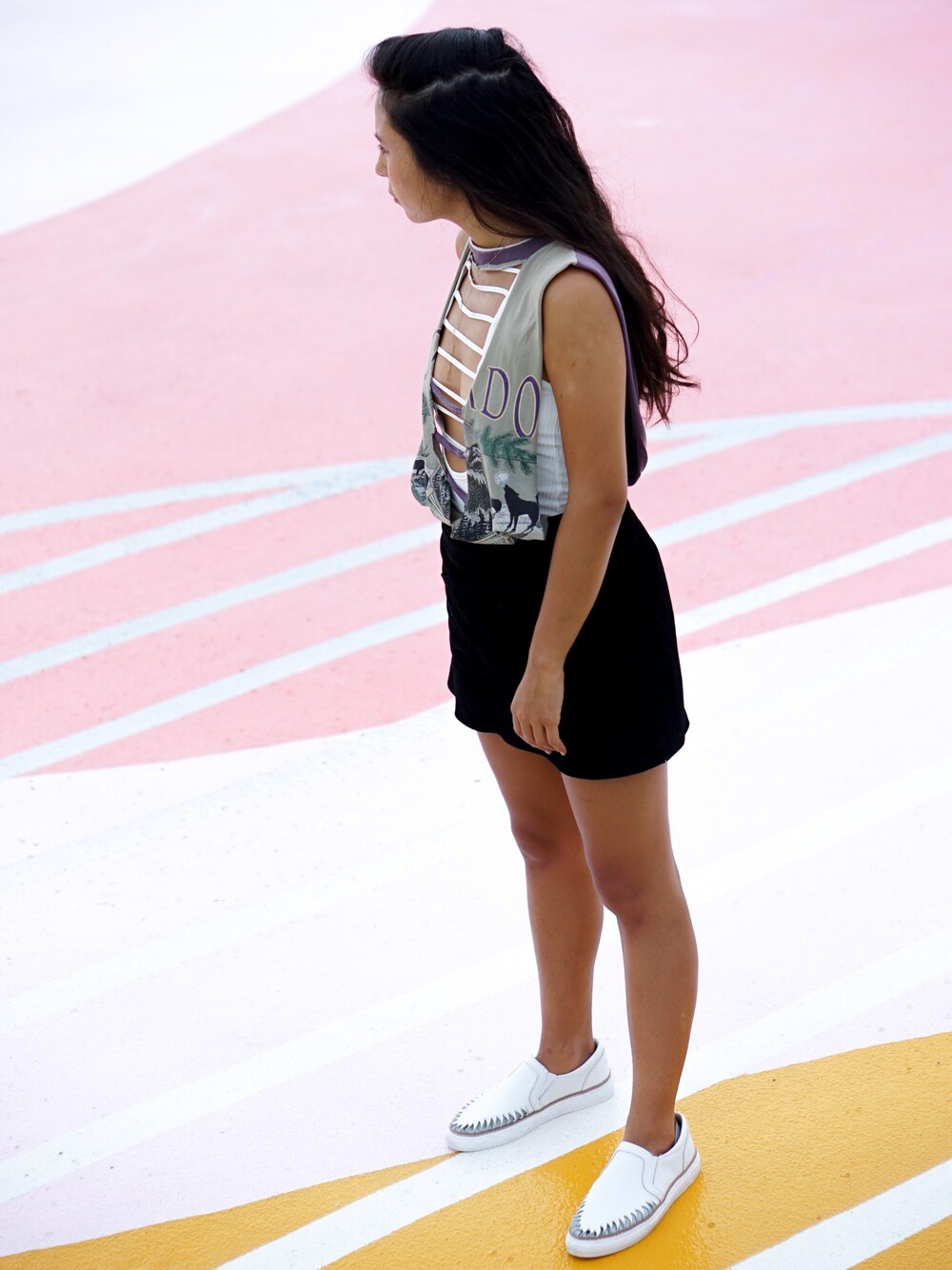 「R29ChillyMini、miniskirt 、suede、VINTAGE、grunge、MIAMI、fall」｜「FREE PEOPLEのアイテム（スカート、ブラック系）」を使った、Mikayla Kristen Kimさん（レディース・157cm）の秋コーディネートの1枚目の写真
