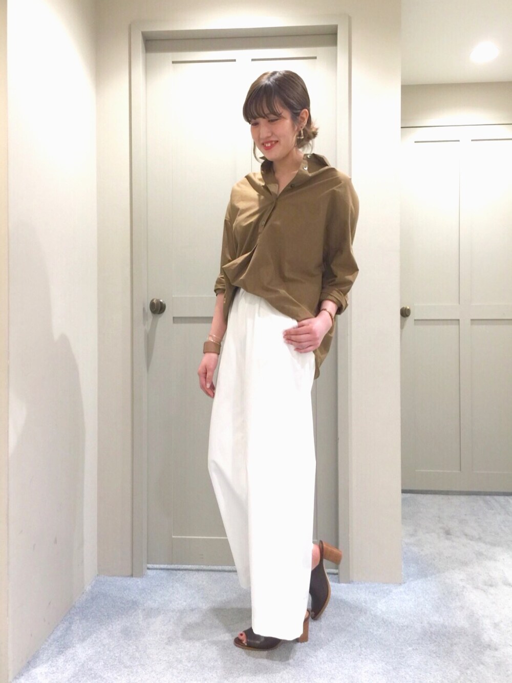 「Abahouse Devinetteのアイテム（シャツ/ブラウス、ブラウン系）」を使った、mica hanedaさん（レディース・165cm）の夏コーディネートの1枚目の写真