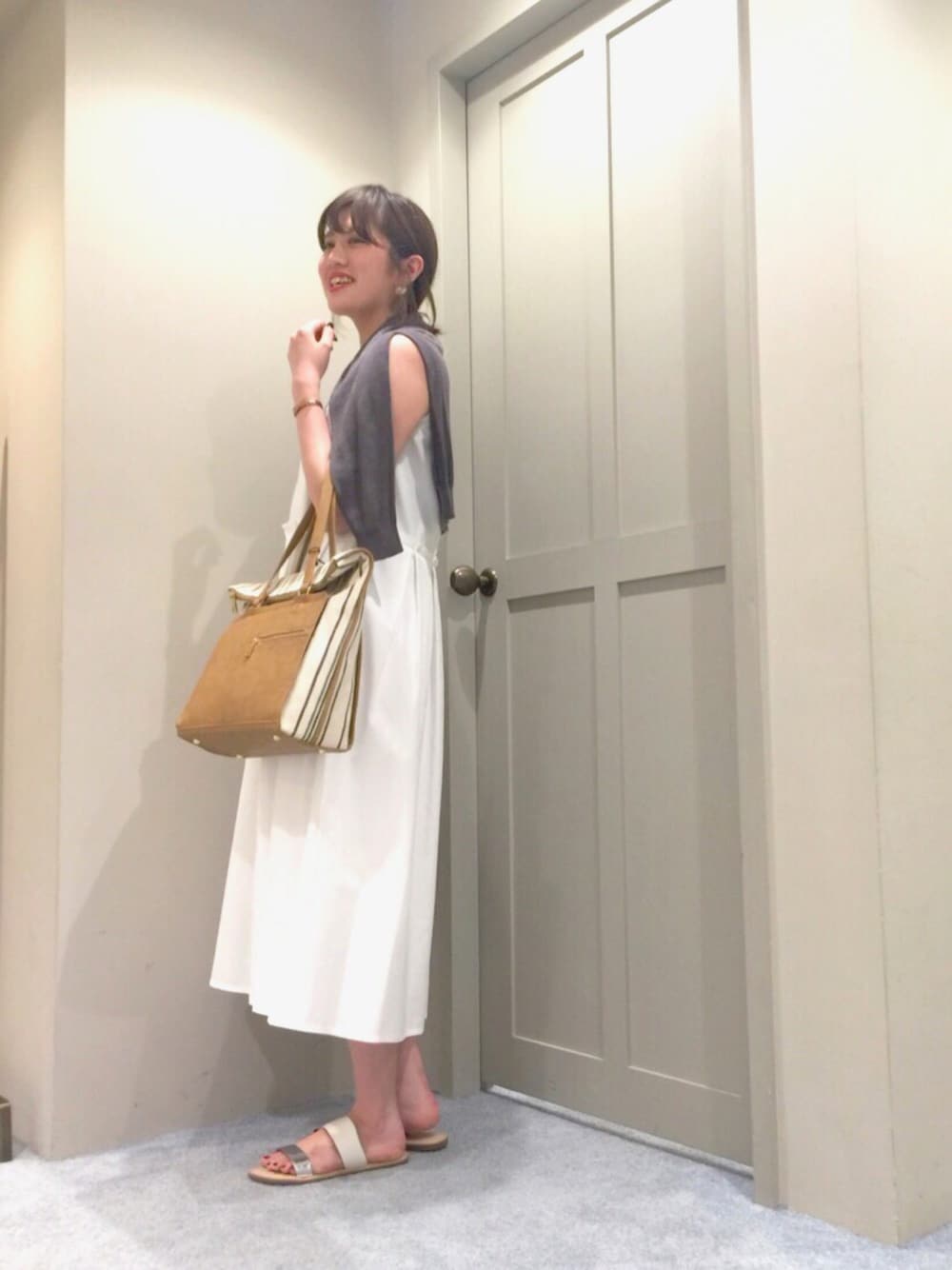 「ワンピース、白、サンダル、シルバー、トートバッグ、ストライプ、キャメル、Devinette、interstaple、piche」｜「Abahouse Devinetteのコットンツイルワンピース（ワンピース、ホワイト系）」を使った、mica hanedaさん（レディース・165cm）の夏コーディネートの1枚目の写真