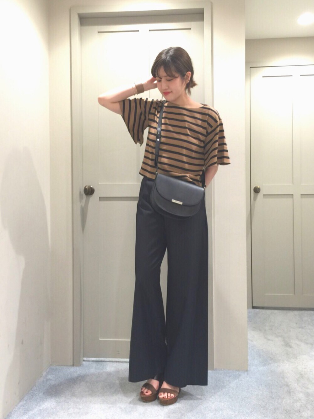 「ボーダートップス、ボーダーコーデ、ワイドパンツ、ENESS、Devinette」｜「Abahouse Devinetteのﾊﾞｽｸ天竺ﾎﾞｰﾀﾞｰカットソー（Tシャツ/カットソー、ベージュ系）」を使った、mica hanedaさん（レディース・165cm）の夏コーディネートの1枚目の写真