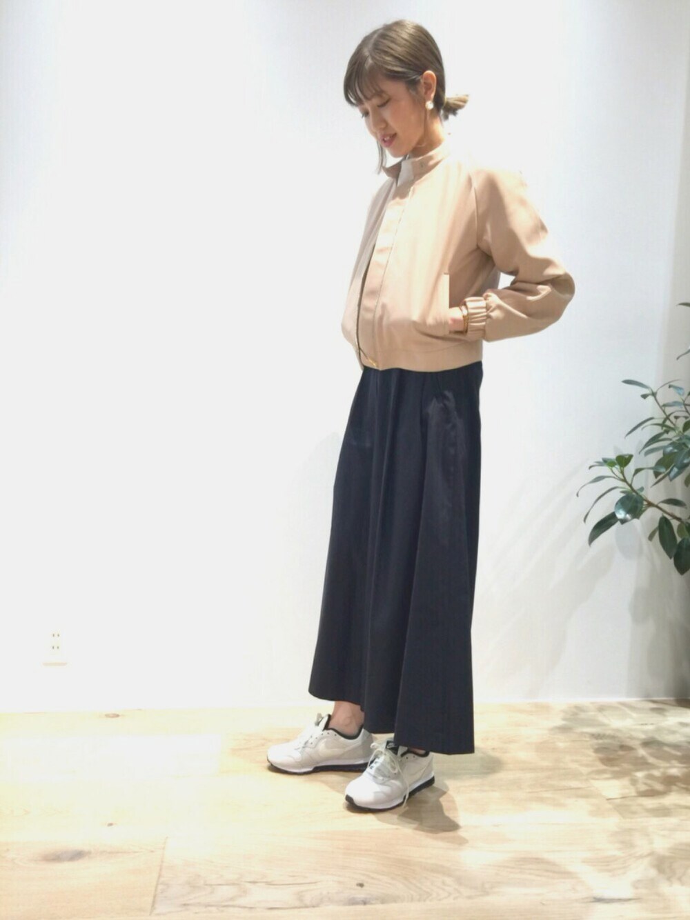 「レザージャケット、ピンク、ワイドパンツ、NIKE、レザー」｜「36Quatre-Neufのスーピマバーバリワイドパンツ【予約】（パンツ、ブルー系）」を使った、mica hanedaさん（レディース・165cm）の秋コーディネートの1枚目の写真
