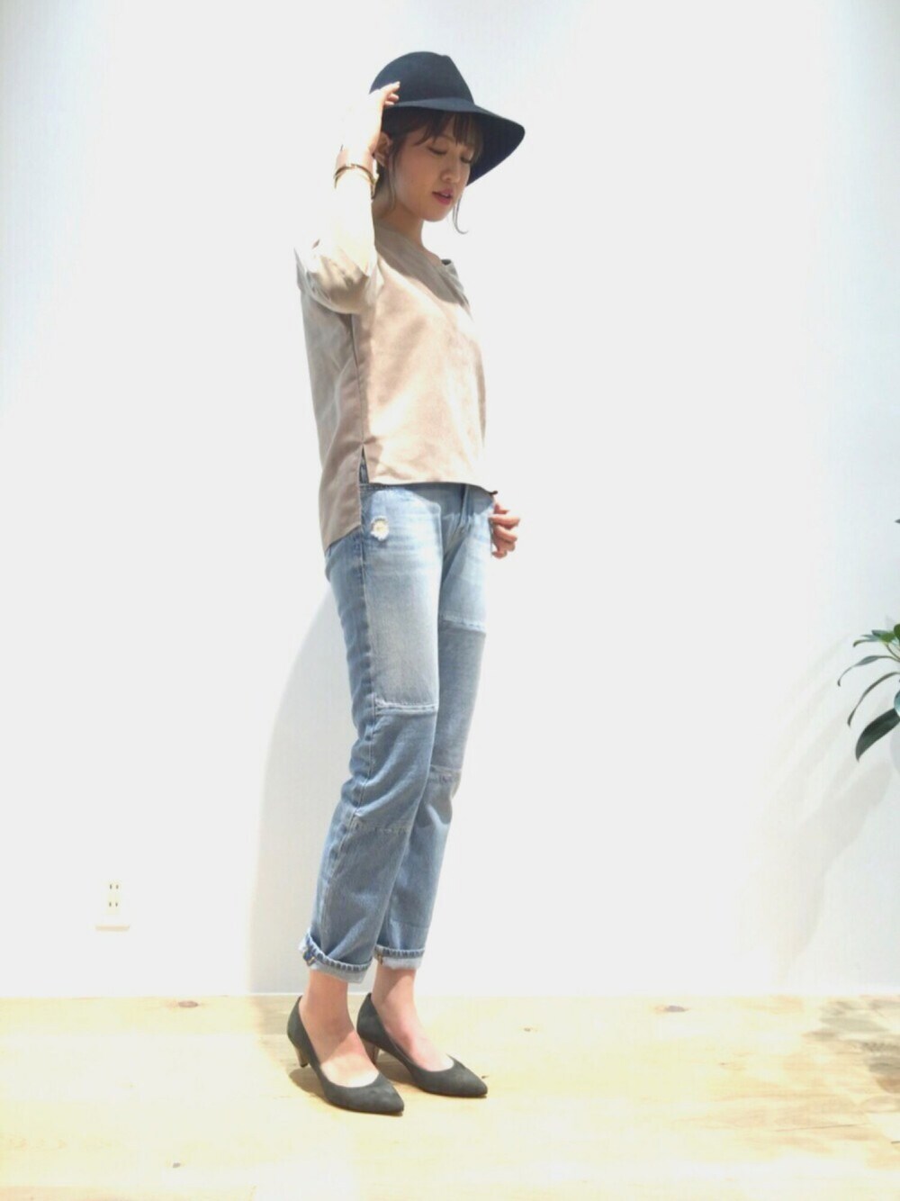 「スウェード、スウェードシャツ、FRAME DENIM、デニム、大人カジュアル、ハット」｜「Abahouse Devinetteのアイテム（シャツ/ブラウス、ベージュ系）」を使った、mica hanedaさん（レディース・165cm）の秋コーディネートの1枚目の写真