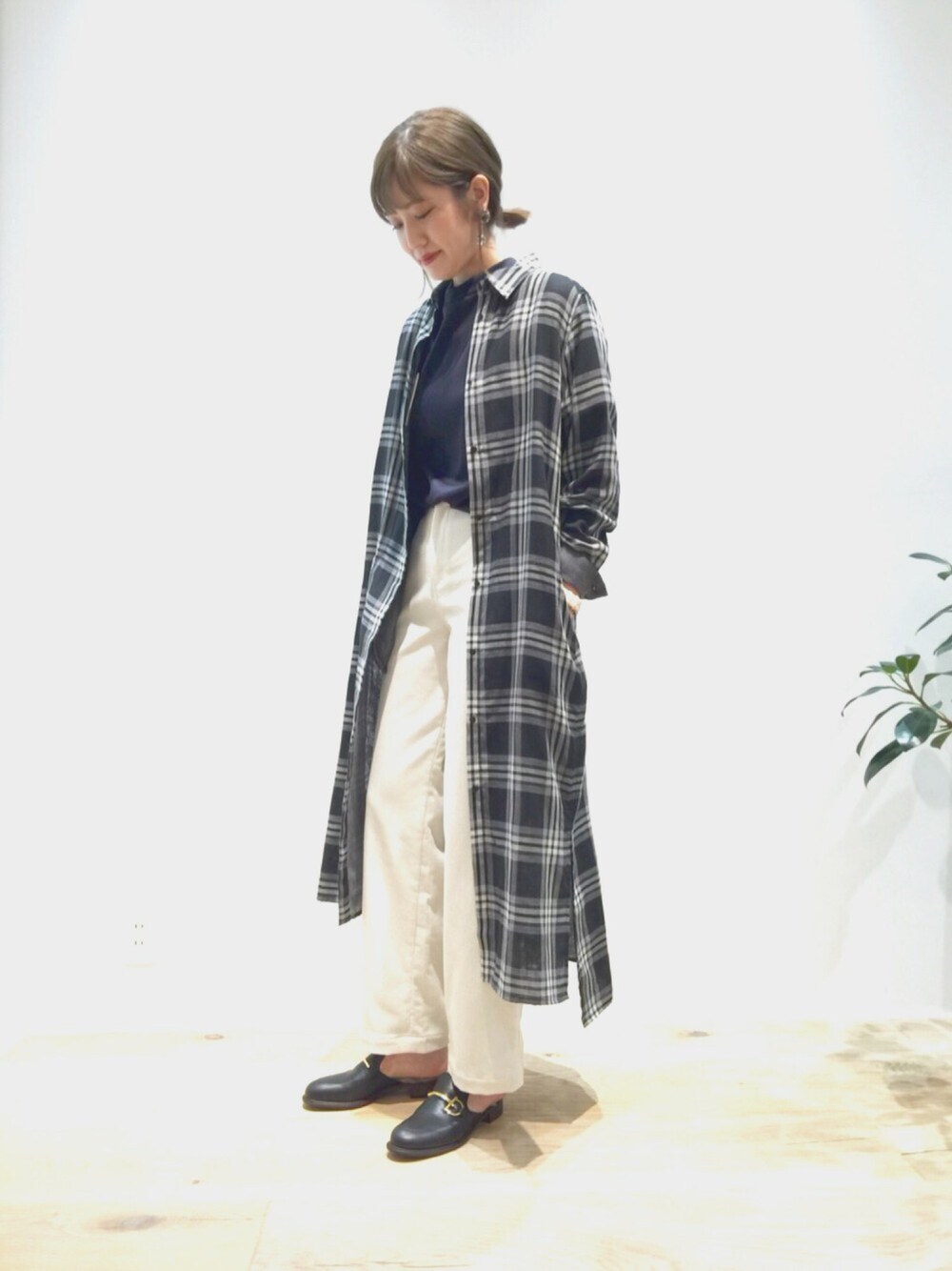 「チェックシャツ、シャツワンピ、シャツワンピース、コーデュロイパンツ、白」｜「Abahouse DevinetteのﾐｯｸｽﾁｪｯｸOP（ワンピース、ブラック系）」を使った、mica hanedaさん（レディース・165cm）の秋コーディネートの1枚目の写真