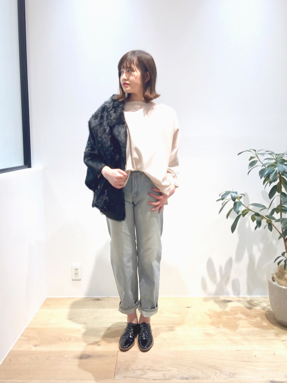 「ファーコート、リアルファー、黒、ピンク、デニム、ファー」｜「Abahouse Devinetteのアイテム（Tシャツ/カットソー、ピンク系）」を使った、mica hanedaさん（レディース・165cm）の秋コーディネートの1枚目の写真