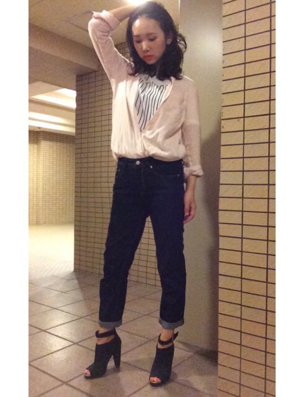 「サタデーズ ニューヨークシティ (Saturdays NYC)、シャツイン、インディゴデニム、ピンクシャツ、プリントTシャツ、ロールアップ」｜「UNIQLOのWOMEN プレミアムリネンシャツ（長袖）A（シャツ/ブラウス、ピンク系）」を使った、MARIMOOOさん（レディース・162cm）の秋コーディネートの1枚目の写真