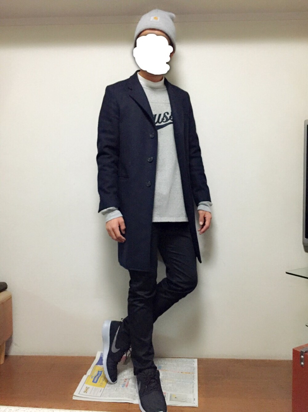 ブルー系のジャケット/アウター、グレー系のスウェット、ブラック系のデニムパンツを着用したメンズの冬コーディネートの1枚目の写真