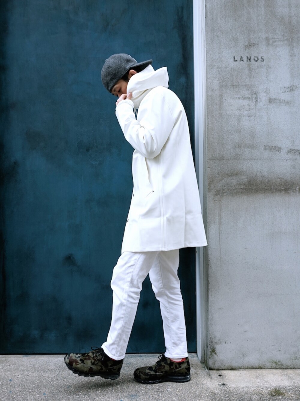 「ホワイト、迷彩、ホワイトコーデ、レインコート、 石川県、 金沢、Softmachine、stutterheim、langs、Tomo&Co」｜「RUBBERIZED COTTON COAT WITH WELDED SEAMS.（その他アウター、ホワイト系）」を使った、道守信也さん（メンズ・172cm）の秋コーディネートの1枚目の写真