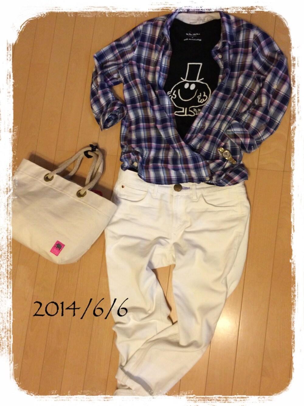 ブルー系のシャツ/ブラウス、ホワイト系のデニムパンツ、ブラック系のTシャツ/カットソーを着用したレディースの夏コーディネートの1枚目の写真