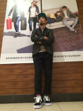 「SEVENDAYS=SUNDAY（セブンデイズサンデイ）のアイテム（スラックス）」を使った、藤原 玲さん（メンズ・180cm）の秋コーディネート