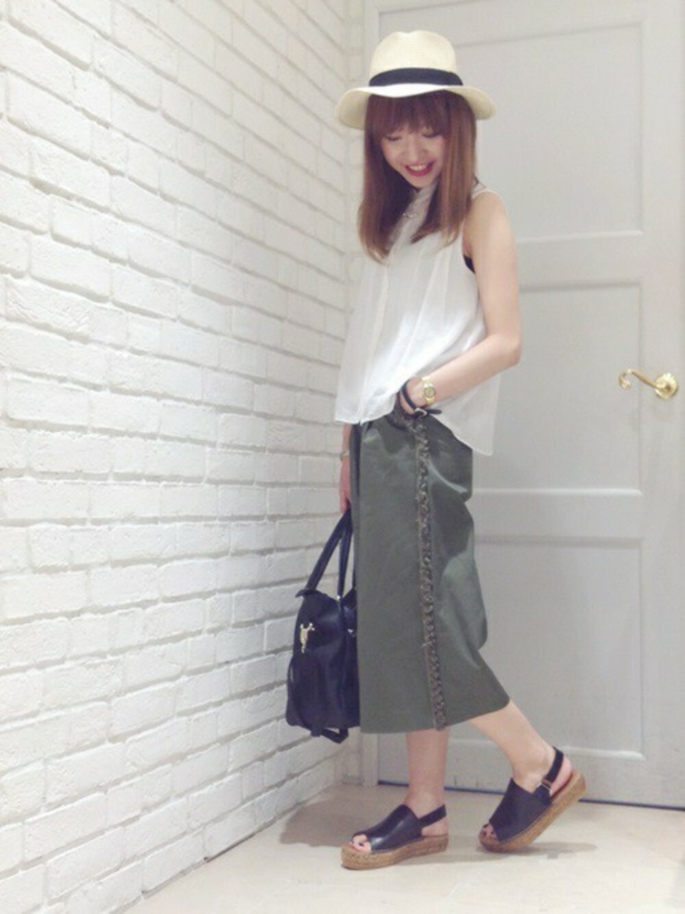「カジュアル、バッグ、ハット、フリンジ、ガウチョパンツ、Khaju」｜「Khajuの《一部予約》Khaju:テープリボンハット■（ハット、ホワイト系）」を使った、宮坂さん（レディース・164cm）の夏コーディネートの1枚目の写真