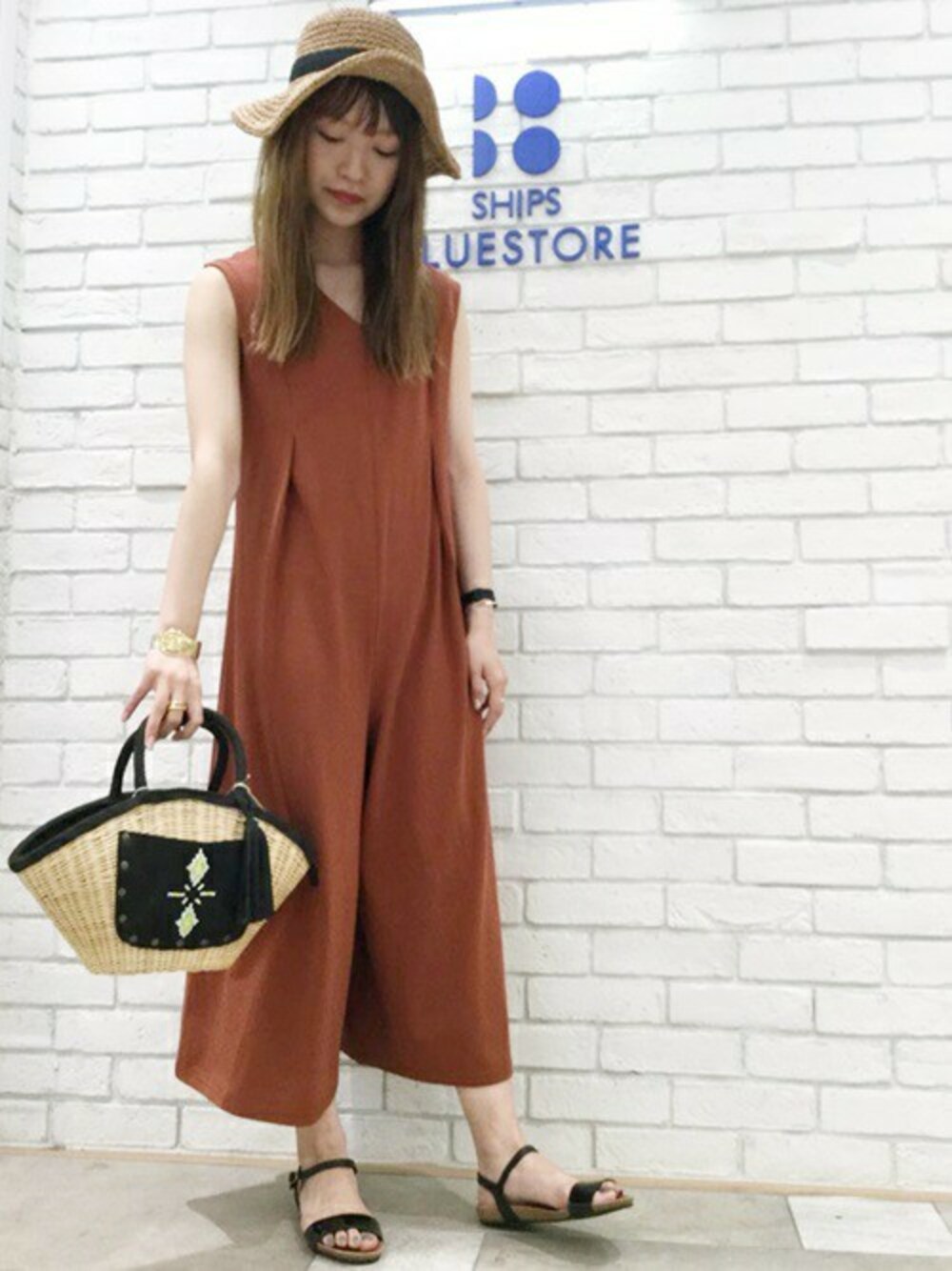 「トレンド、夏、オールインワン、ハット、SHIPS、サンダル、コーディネート、かごバッグ、Khaju、SHIPS for women」｜「KhajuのKhaju: コマアミリボンハット（ハット、ブラウン系）」を使った、宮坂さん（レディース・164cm）の夏コーディネートの1枚目の写真