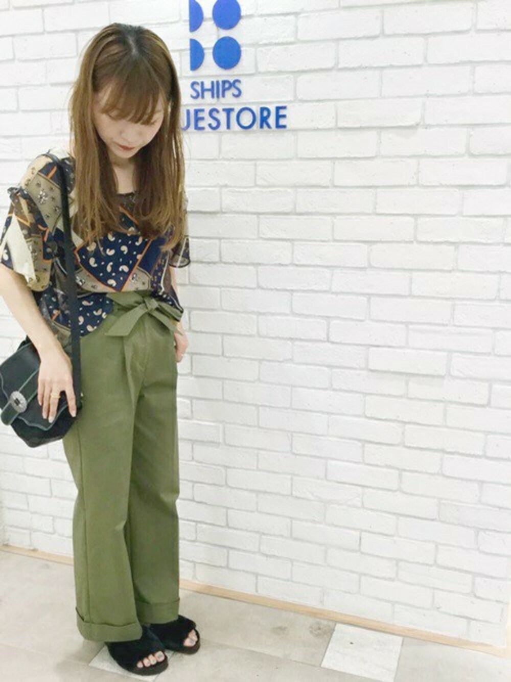 「ブラウス、夏、チノパン、秋のコーデ、パッチワーク、ワイドパンツ、SHIPS、コーディネート、Khaju、SHIPS for women」｜「CONTROL FREAKのcontrol freak: ウエスタンバッグ（ショルダーバッグ、ブラック系）」を使った、宮坂さん（レディース・164cm）の夏コーディネートの1枚目の写真
