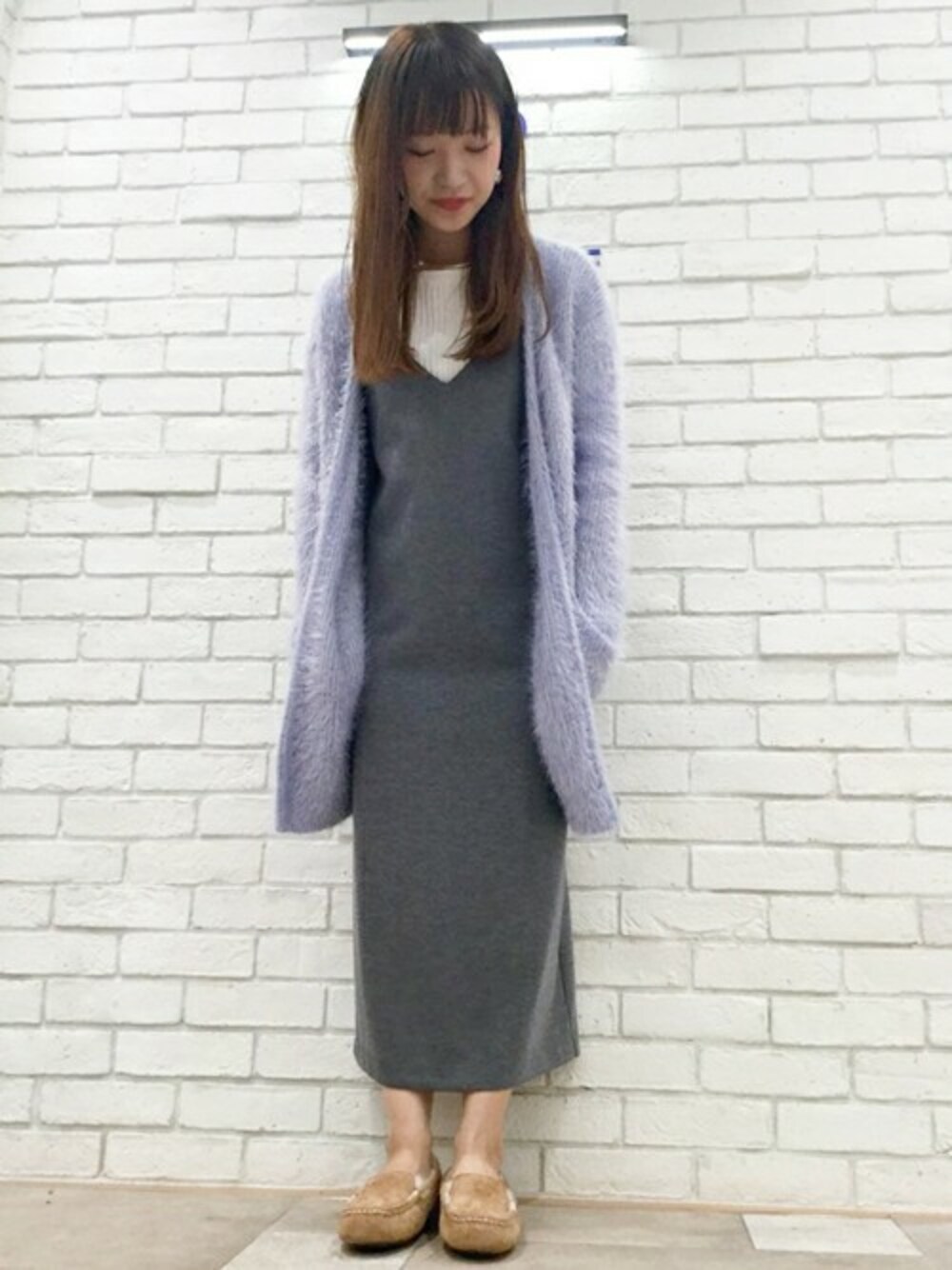 「カーディガン、ワンピース、モカシン、Khaju、キャミワンピース」｜「Khajuの《予約》Khaju:フェザーヤーンカーディガン■（カーディガン/ボレロ、ブルー系）」を使った、宮坂さん（レディース・164cm）の秋コーディネートの1枚目の写真