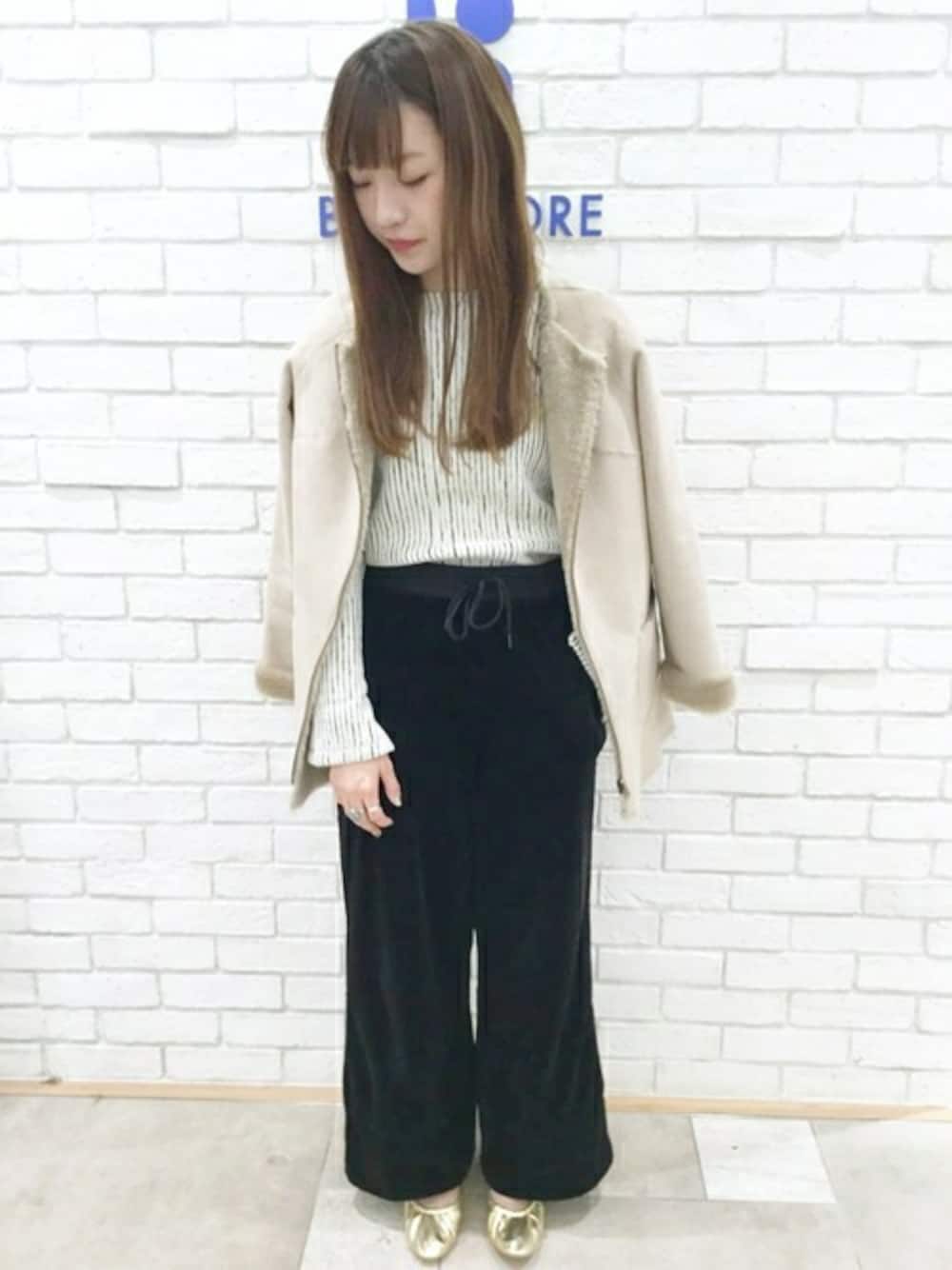 「アウター、ワイドパンツ、バレエシューズ、Khaju」｜「Khajuの《一部予約》 Khaju:リバーシブルコート■（ムートンコート、ベージュ系）」を使った、宮坂さん（レディース・164cm）の秋コーディネートの1枚目の写真