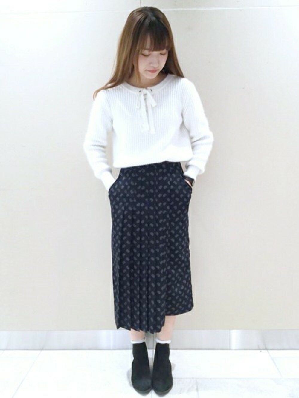 「スカート、ショートブーツ、Khaju、レースニット」｜「Khajuの《予約》Khaju:レースアップアゼニット■（ニット/セーター、ホワイト系）」を使った、宮坂さん（レディース・164cm）の秋コーディネートの1枚目の写真