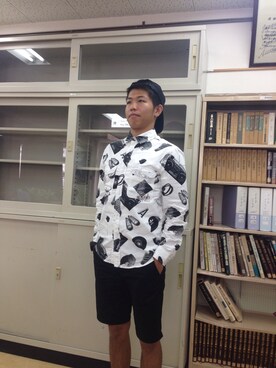 「adidas（アディダス）のアイテム（シャツ/ブラウス、ホワイト系）」を使った、たけしさん（メンズ）の秋コーディネート