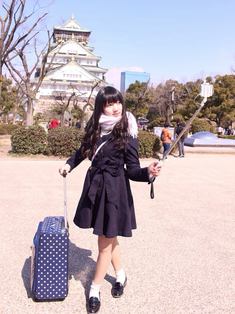 「卒業旅行、titty&Co.、トレンチコート、ネイビー、ハイネック、タートルネック、archives、ローファー、白ソックス」｜「TITTY&CO.のフレアトレンチコート（トレンチコート、ブルー系）」を使った、nnmさん（レディース・155cm）の春コーディネートの1枚目の写真