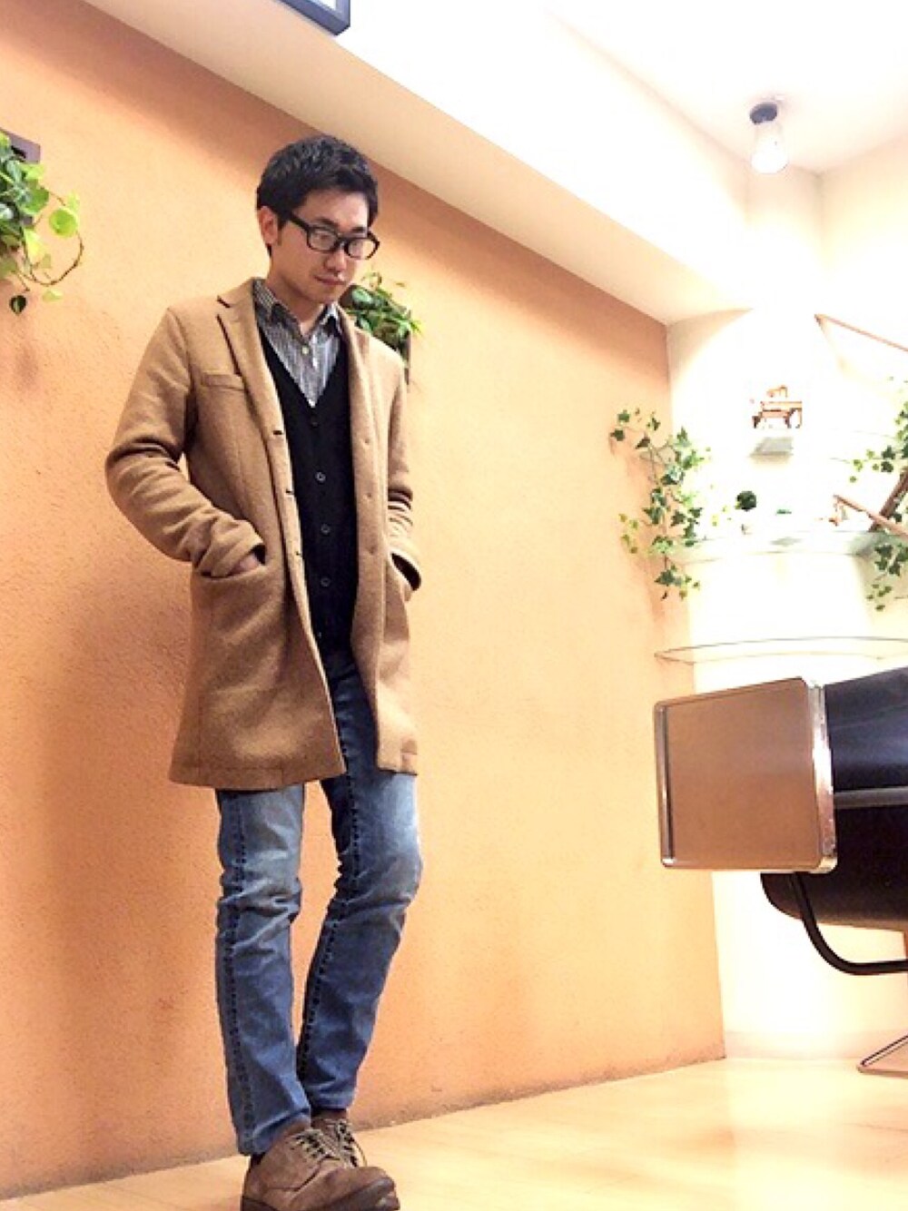 ブルー系のデニムパンツ、ブルー系のシャツ/ブラウス、ブラウン系のチェスターコートを着用したメンズの冬コーディネートの1枚目の写真