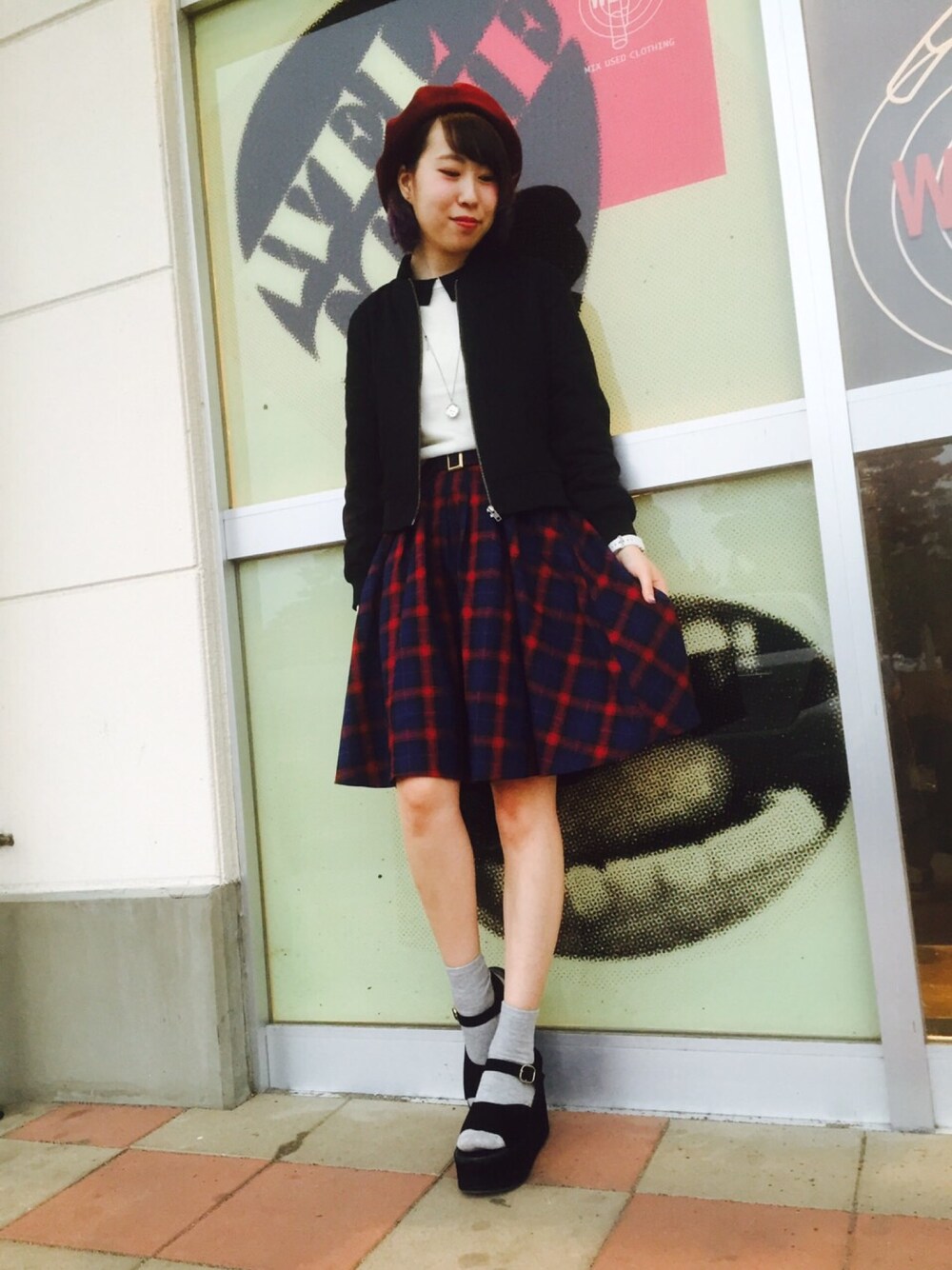 ブラック系のスーツジャケット、ホワイト系のニット/セーター、その他のスカートを着用したレディースの秋コーディネートの1枚目の写真