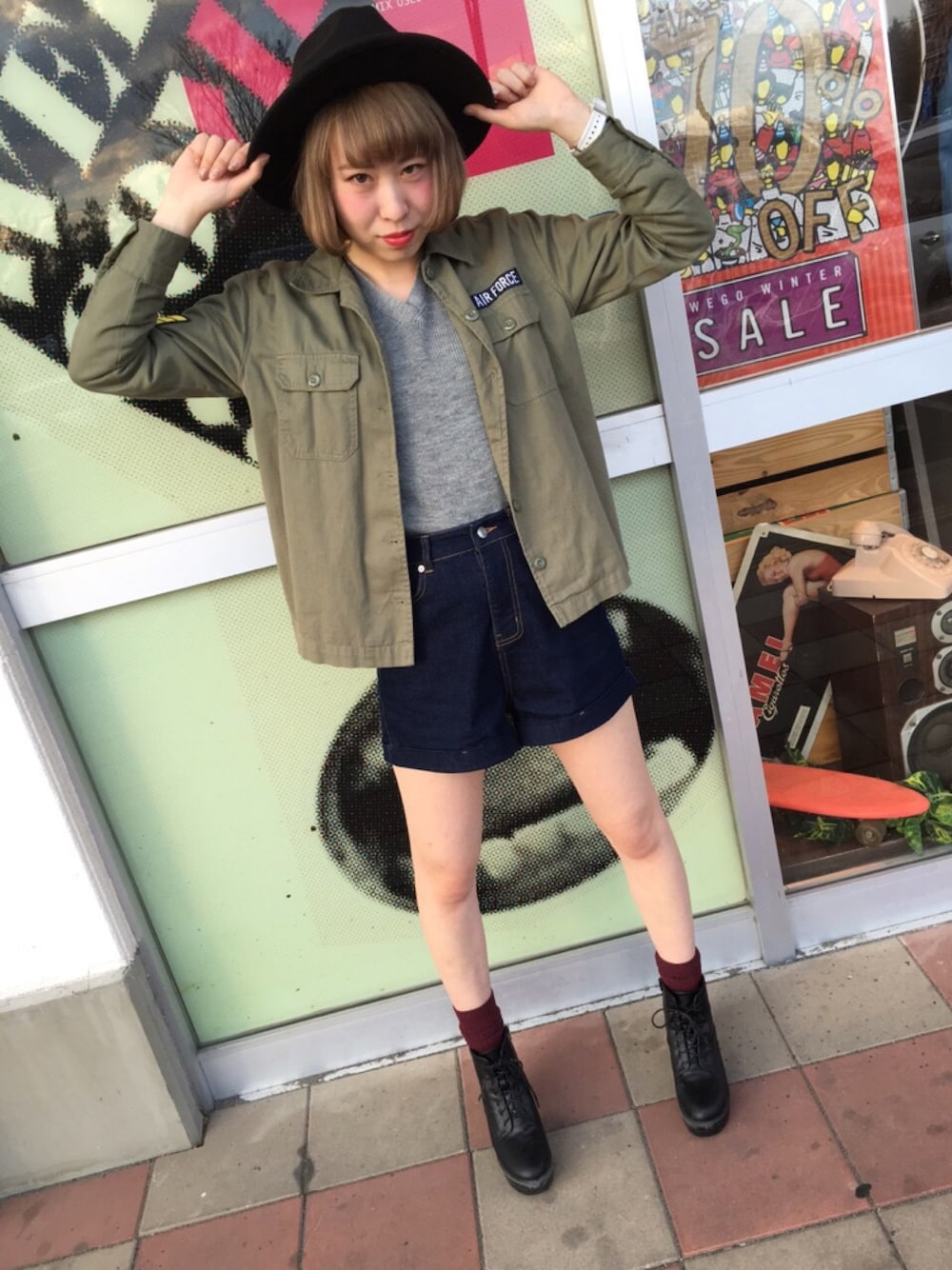「WEGO、ツバ広ハット、ニット、ショートパンツ、ブーツ、ミリタリーシャツ」｜「WEGOのWEGO/ツバ広ハット（ハット、ブラック系）」を使った、なっつさん（レディース・166cm）の冬コーディネートの1枚目の写真