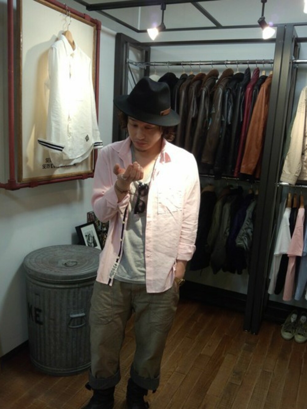「AVIREXのAVIREX(アヴィレックス）　メンズ　クール　シャンブレーシャツ（シャツ/ブラウス、ピンク系）」を使った、RYO-SUKEさん（メンズ・173cm）の夏コーディネートの1枚目の写真