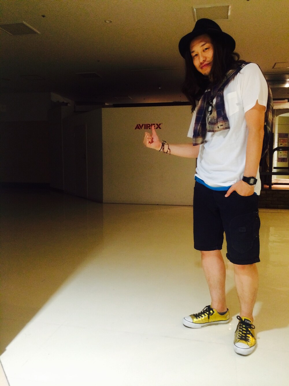 「チェックシャツ、AVIREX、肩がけ、無地T」｜「AVIREXのavirex/アヴィレックス/メンズ/DOUBLE GAUZE CHECK SHIRT/長袖　ダブルガーゼ　チェックシャツ（シャツ/ブラウス、ブルー系）」を使った、RYO-SUKEさん（メンズ・173cm）の夏コーディネートの1枚目の写真