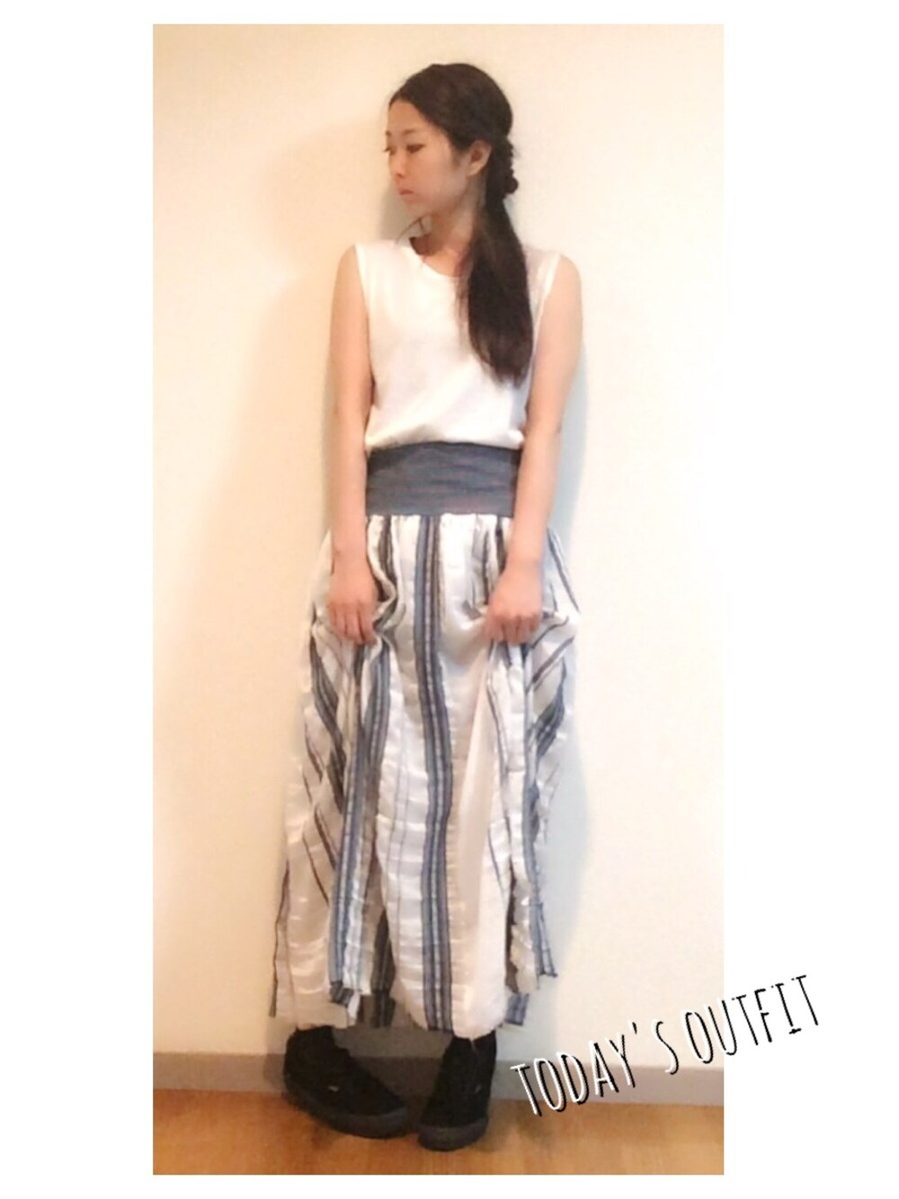 ブラック系のスニーカー、ブルー系のスカート、ホワイト系のその他を着用したレディースの夏コーディネートの1枚目の写真