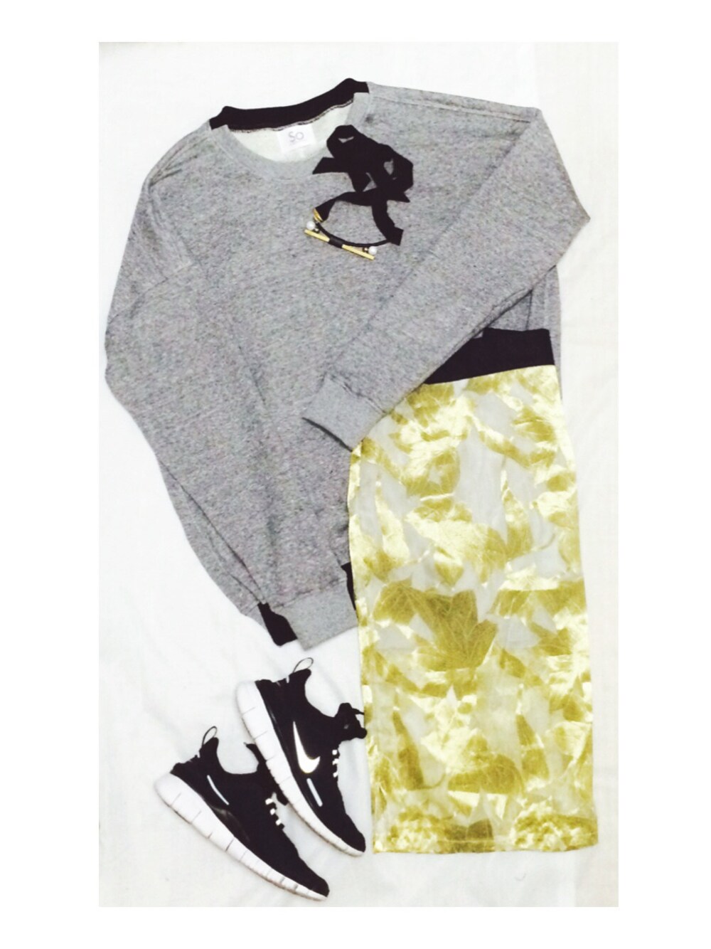 ブラック系のスニーカー、ゴールド系のスカート、グレー系のスウェットを着用したレディースの秋コーディネートの1枚目の写真