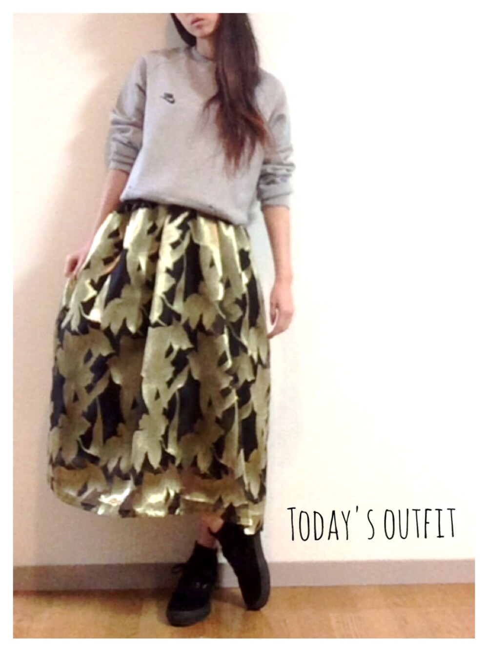 ブラック系のスカートを着用したレディースの冬コーディネートの1枚目の写真