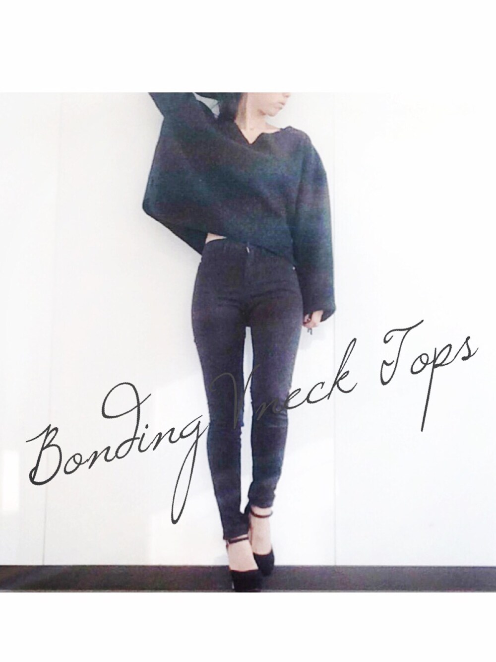 グレー系のスウェットを着用したレディースの秋コーディネートの1枚目の写真