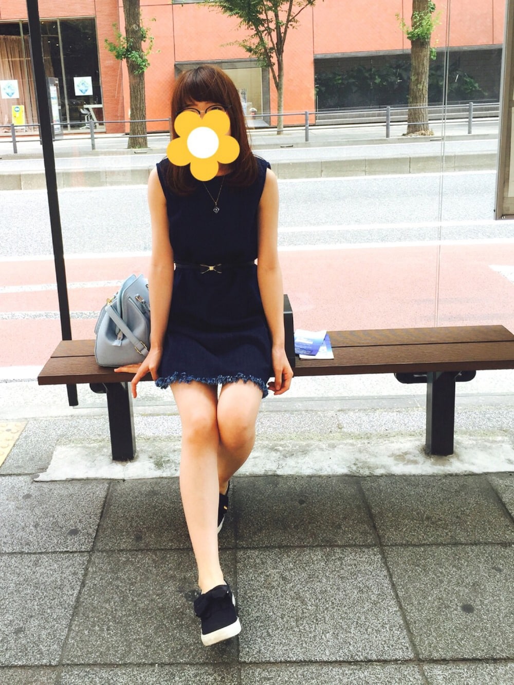ブルー系のワンピース、ブラック系のスニーカー、ブルー系のショルダーバッグを着用したレディースの夏コーディネートの1枚目の写真