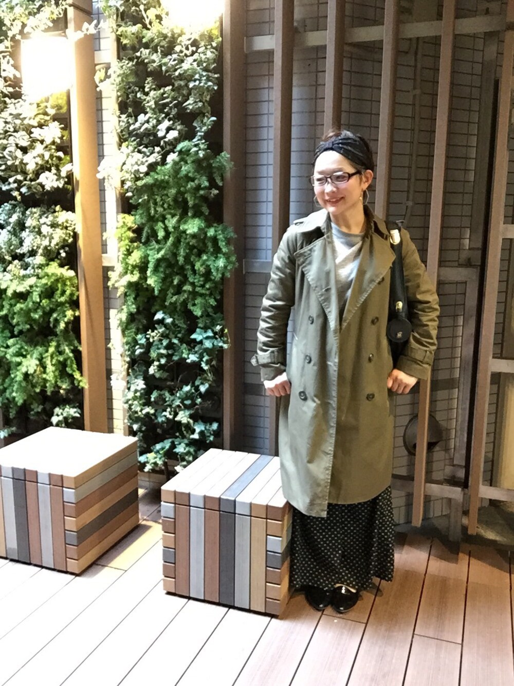 「仕事コーデ、ドットパンツ、トレンチコート、眼鏡女子、ヘアバンド×メガネ」｜「Chicoのアイテム（トレンチコート、グリーン系）」を使った、NAOさん（レディース・153cm）の春コーディネートの1枚目の写真