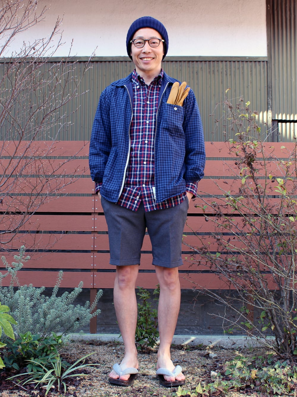 その他のその他、ベージュ系の手袋を着用したメンズの冬コーディネートの1枚目の写真