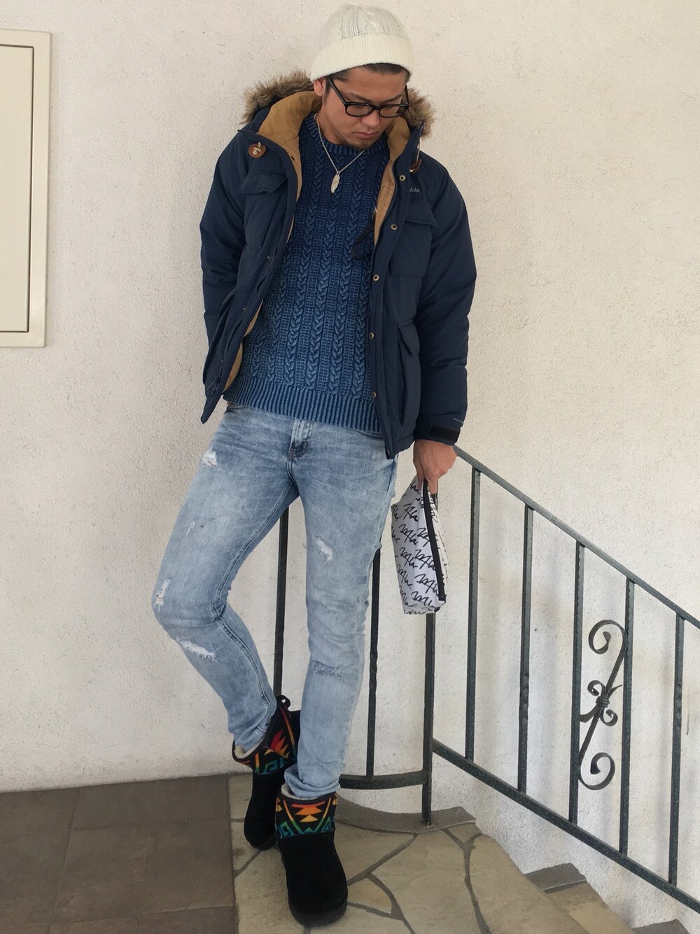 「海、サーフ、大人サーフ部、UGG、UGG×PENDLETON、wtw、ブルーコーデ、グラデーションニット、ハワイアンジュエリー」｜「GUのアイテム（ニットキャップ/ビーニー、ホワイト系）」を使った、けいにょろさん（メンズ・182cm）の冬コーディネートの1枚目の写真