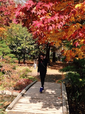 「Matthew Williamson（マシューウィリアムソン）のアイテム（サングラス、ブルー系）」を使った、Gladys Laiさん（レディース）の秋コーディネート