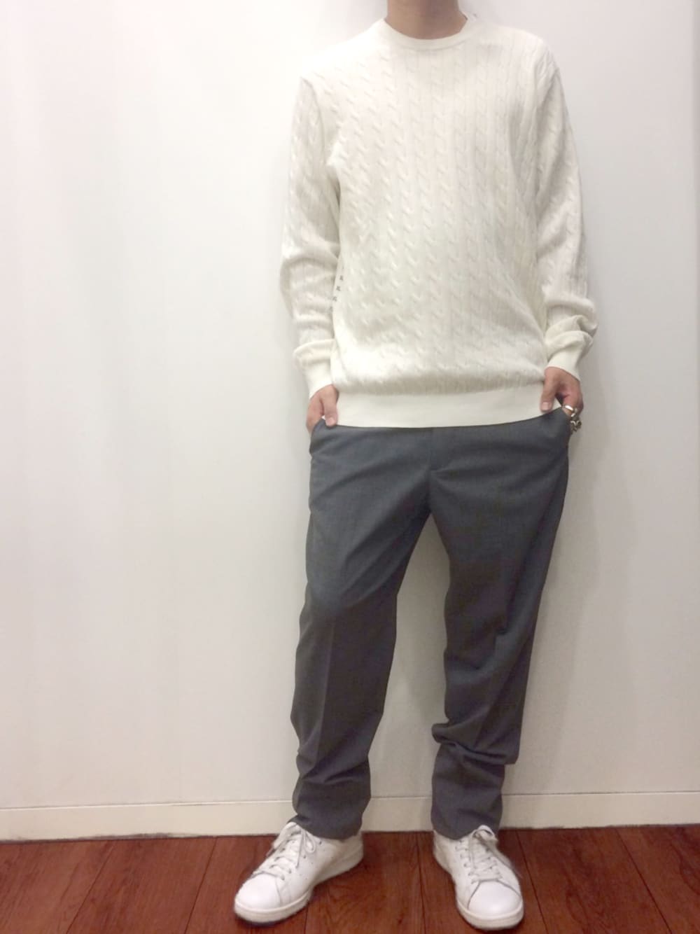 ホワイト系のスニーカーを着用したメンズの春コーディネートの1枚目の写真