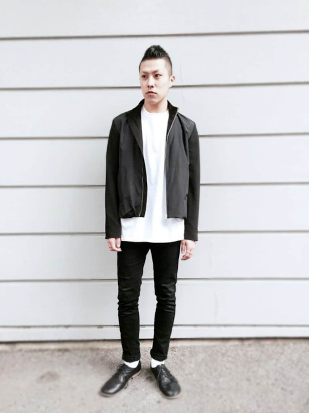 ブラック系のブルゾン、ブラック系のその他パンツ、ブラック系のその他シューズを着用したメンズの春コーディネートの1枚目の写真