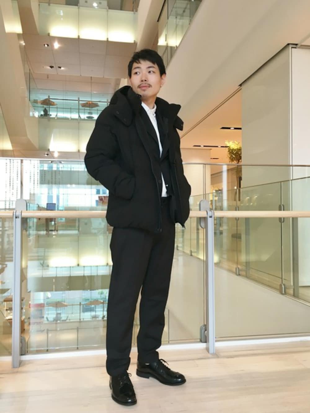 「ビジネススタイル、セットアップスタイル、sanders、水沢ダウン、DESCENTE」｜「DESCENTEの【DESCENTE】水沢ダウン　MENS DOWN JACKET（ダウンジャケット/コート、ブラック系）」を使った、ドイさん（メンズ・175cm）の夏コーディネートの1枚目の写真